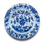 Grande plat en porcelaine bleu blanc Dynastie Qing, époque Kangxi | 清康熙 青花仕女賞荷圖折沿盤  《大明成化年製》仿款 | A large blue and white 'Literati' dish, Qing Dynasty, Kangxi period