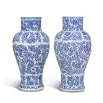 A pair of blue and white 'floral' vases Qing dynasty, Kangxi period | 清康熙 青花花卉紋瓶一對