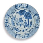  A LARGE BLUE AND WHITE 'SCHOLAR' DISH, QING DYNASTY, KANGXI PERIOD