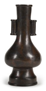 A BRONZE PEAR-SHAPED 'ARROW' VASE | LATE MING DYNASTY | 晚明 銅貫耳瓶