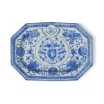 A Rare and Important Chinese Export Blue and White Armorial Chamfered Rectangular Platter, Qing Dynasty, Kangxi Period, Circa 1705 | 清康熙 約1705年 青花紋章圖八方長方大盤