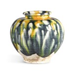 A RARE BLUE, AMBER AND STRAW-SPLASHED JAR, TANG DYNASTY |  唐 三彩加藍罐