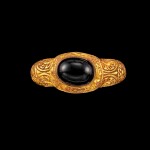 A gold and onyx repoussé ring Champa, 14th century | 十四世紀 占城 金嵌縞瑪瑙戒指