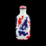 A four-colour overlay white glass 'monkeys' snuff bottle Qing dynasty, 18th - 19th century | 清十八至十九世紀 涅白地套四色料靈猴獻壽鼻煙壺