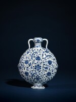 A superb and exceptionally rare blue and white 'floral' moon flask, Ming dynasty, Yongle period | 明永樂 青花纏枝花卉紋雙耳扁壺