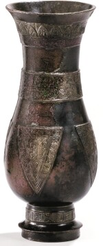 VASE ARCHAÏSANT EN BRONZE, ZHI DYNASTIE MING | 明 銅仿古紋觶 | A archaistic bronze vessel, zhi, Ming Dynasty