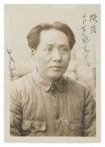 A signed photograph of Mao Zedong at Yan'an, dedicated to Evans Carlson, circa 1937 | 毛泽东同志照片 摄于延安 题写予卡尔逊先生 约1937年