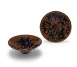 Deux bols Cizhou en grès émaillé noir et brun à motif 'plumes de perdrix' Dynastie des Song du Nord - Dynastie Jin | 北宋至金 磁州窰鷓鴣斑笠式盌一組兩件 | Two Cizhou 'partridge feather' russet-splashed black glazed bowls, Northern Song-Jin Dynasty