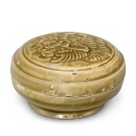 A YUE CELADON 'PHOENIX' BOX AND COVER NORTHERN SONG DYNASTY | 北宋 越窰青釉鳳紋蓋盒