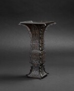 Vase archaïsant en bronze patiné, gu Dynastie Qing, XVIIIE siècle | 清十八世紀 銅仿古紋出戟花觚 | A large bronze gu vase, Qing Dynasty, 18th century