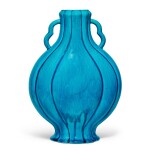 A turquoise-glazed lobed moonflask, Qing dynasty, 19th century | 清十九世紀 孔雀藍釉海棠式抱月瓶