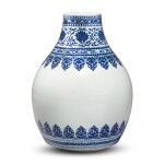 A blue and white vase, Qing dynasty, Kangxi period