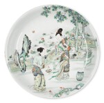 A LARGE FAMILLE - VERTE DISH WITH LADIES | QING DYNASTY, KANGXI PERIOD