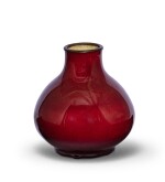 Vase pansu à couverte rouge 'langyao' Dynastie Qing, XVIIE-XVIIIE siècle | 清十七至十八世紀 郎窰紅釉瓶 | A Langyao red-glazed bottle vase, Qing Dynasty, 17th-18th century