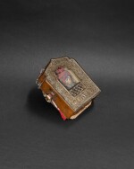 Petit temple de dévotion en cuivre Tibet, XIXE siècle | 西藏 十九世紀 銅佛龕及擦擦 | A small copper alloy reliquary box with a stucco votive plaque figuring Manjusri, tsha tsha, Tibet, 19th century