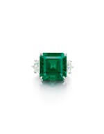 EMERALD, DIAMOND AND COLOURED DIAMOND RING | 9.26卡拉 天然「哥倫比亞穆索」無油祖母綠 配 鑽石 及 彩色鑽石 戒指