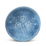 A rare large swatow slip-decorated blue-ground bowl 17th century | 十七世紀 漳州窰藍地白花花卉紋大盤