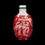 A ruby-red overlay glass 'scholar and monkeys' snuff bottle, Qing dynasty, 19th century | 清十九世紀 珍珠地套寶石紅料指日封侯圖鼻煙壺