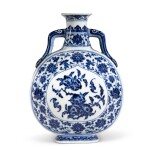 A blue and white 'peach' moonflask, Seal mark and period of Qianlong | 清乾隆 青花纏枝蓮紋杏圓開光福壽紋雙耳扁壺 《大清乾隆年製》款