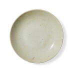 A crackle-glazed dish, Ming dynasty | 明 白釉盤