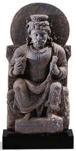 STATUETTE D'INDRA EN SCHISTE GRIS GANDHÂRA, IIE-IVE SIÈCLE | 犍陀羅 二至四世紀 灰片岩雕因陀羅坐像 | A grey schist figure of seated Indra, Gandhara, 2nd/4th century