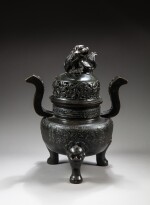 An impressive bronze tripod incense burner Ming dynasty, 16th-17th century | 明十六至十七世紀 銅獅鈕朝冠耳三足爐 《大明宣德年製》仿款