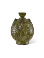 A green-glazed 'foreigner' flask Northern Qi dynasty 北齊 綠釉樂舞圖皮囊壺