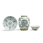 Three polychrome-enameled wares, 20th century | 二十世紀 彩瓷一組三件