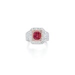 A RARE FANCY RED DIAMOND AND DIAMOND RING | 彩紅色鑽石配鑽石戒指一枚