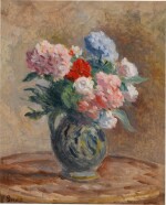 Hortensias et roses dans un vase