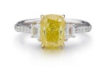 FANCY INTENSE YELLOW DIAMOND AND DIAMOND RING | 3.01卡拉 古墊形 濃彩黃色 I2淨度 鑽石 配 鑽石 戒指