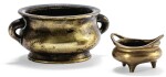 DEUX BRÛLE-PARFUMS TRIPODES EN BRONZE XVIIE-XVIIIE SIÈCLE  | 十七至十八世紀 銅蚰龍耳簋式爐 及 十七至十八世紀 橋耳爐一組兩件  《大明宣德年製》仿款 | Two bronze censers, 17th-18th century