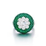 'Cluster Halo' Diamond and Emerald Ring | 格拉夫 | 'Cluster Halo' 鑽石 配 祖母綠 戒指