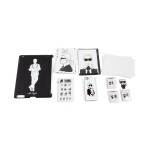 A group of Karl Lagerfeld and Choupette collectibles | Gruppe von Karl Lagerfeld und Choupette Sammlerobjekten mit einer iPad- und einer iPhone Schutzhülle, Briefkarten, Abzeichen und Aufkleber