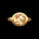 A solid gold and crystal pebble ring Java, Indonesia, 7th - 12th century | 印尼爪哇 七至十二世紀 金嵌水晶戒指