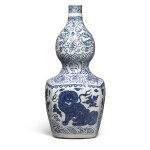 A large blue and white 'double-gourd' vase, Ming dynasty, Jiajing period | 明嘉靖 青花瑞獸壽字紋大葫蘆瓶