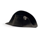 The legendary "à la française" hat of Emperor Napoleon I, worn during his campaign in Pologne (1807) | Légendaire chapeau de l'empereur Napoléon Ier, de forme traditionnelle dite à la française, porté durant la campagne de Pologne (1807).