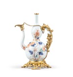 A porcelain teapot, China, 19 century with gilt-bronze mounts, Louis XV style, late 19th century | Théière en porcelaine, Chine, XIXe siècle et monture de bronze doré de style Louis XV, fin XIXe siècle