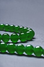 AN EXTREMELY RARE AND EXCEPTIONAL “IMPERIAL GREEN” JADEITE BEAD AND DIAMOND NECKLACE | 稀世翠寶 天然「帝王綠」翡翠珠 配 鑽石 項鏈