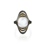 Bague demi-perle de culture et émail, "Ondulations" | Cultured half-pearl and enamel ring, 'Ondulations'