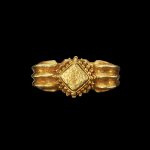 A solid gold ring with vertical rib shank Java, Indonesia, 7th-12th century | 印尼爪哇 七至十二世紀 金戒指