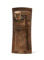 Plateau à priser sculpté d'une loutre marine, Tiahuanaco, Pérou, Horizon Récent, 600-900 AP. J.-C. | Tiahuanaco wood snuff tablet with a sea otter, Peru, AD 600-900