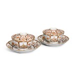 A pair of Chinese Imari covered bowls and stands, Qing dynasty, Kangxi period