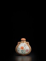 A famille-rose and gilt purse-form 'flower and poem' snuff bottle, Dated Qianlong bingshen year, corresponding to 1776 | 清乾隆丙申年（1776年） 粉彩描金牡丹圖御題詩鼻煙壺