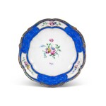 A Vincennes porcelain "bleu lapis" plate (assiette à gauderon), 1751-1752 | Assiette en porcelaine "bleu lapis" de Vincennes (assiette à gauderon), 1751-1752