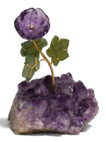 A SMALL GOLD-MOUNTED HARDSTONE STUDY OF A VIOLET