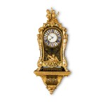 A Régence gilt-bronze mounted tortoiseshell, mother-of-pearl and brass Boulle marquetry bracket clock, circa 1720 | Cartel d'applique en marqueterie Boulle d'écaille, nacre et laiton et monture de bronze doré, d'époque Régence, vers 1720