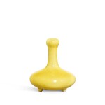 A small yellow-glazed garlic-mouth vase, Qing dynasty, 19th century | 清十九世紀 黃釉小蒜頭瓶 《大清雍正年製》仿款