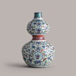 An unusual wucai 'daji' double gourd vase Ming dynasty, wanli period | 明萬曆 五彩福祿萬代大吉紋葫蘆瓶