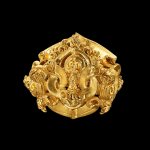 An elaborate solid gold ribbon ornament Java, Indonesia, 7th - 12th century | 印尼爪哇 七至十二世紀 金扣